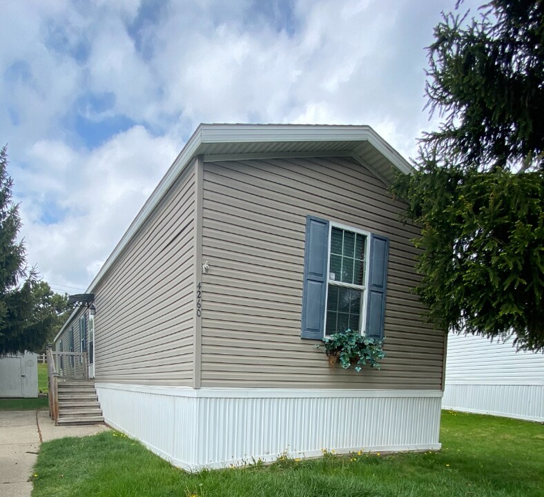 4260 Aldrin St in Milford, MI - Building Photo