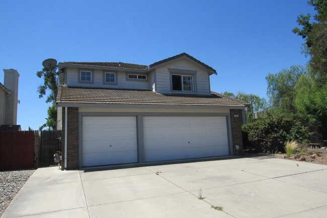 2122 Betty Ln in Tracy, CA - Building Photo - Building Photo