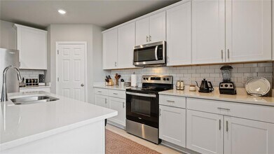 5291 Meredrew Ln in St. Cloud, FL - Foto de edificio - Building Photo