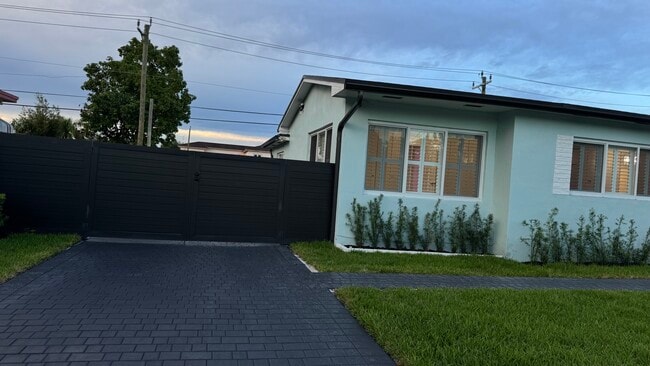 8366 SW 37th St in Miami, FL - Building Photo - Building Photo