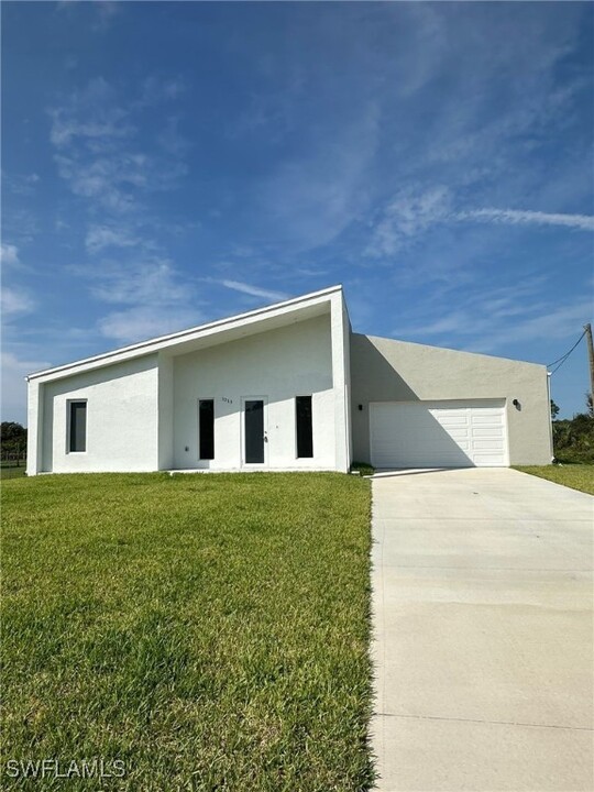 1213 Poinsettia Ave in Lehigh Acres, FL - Building Photo