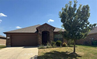 308 Triple Crown Ln in Ponder, TX - Building Photo