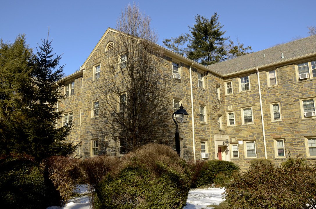 St. George's Apartments in Ardmore, PA - Foto de edificio