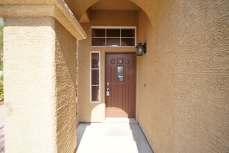 8036 Sierra Largo Dr in Las Vegas, NV - Building Photo - Building Photo