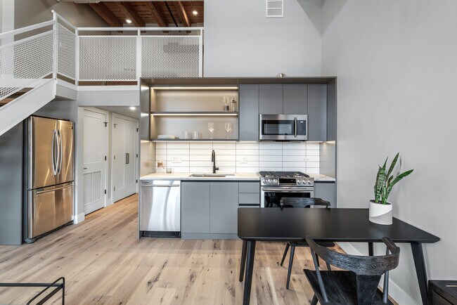 729 N Sangamon St, Unit 304 in Chicago, IL - Building Photo - Building Photo