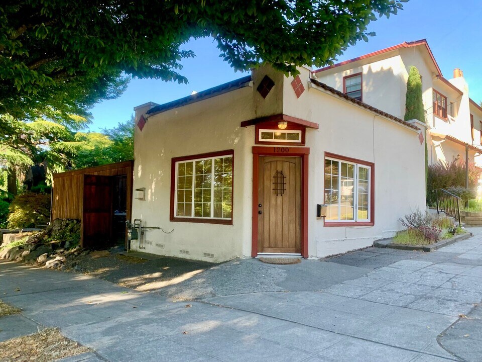 1200 19th Ave E in Seattle, WA - Building Photo