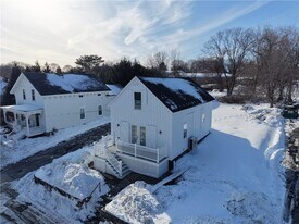 2958 E Main Rd in Portsmouth, RI - Building Photo