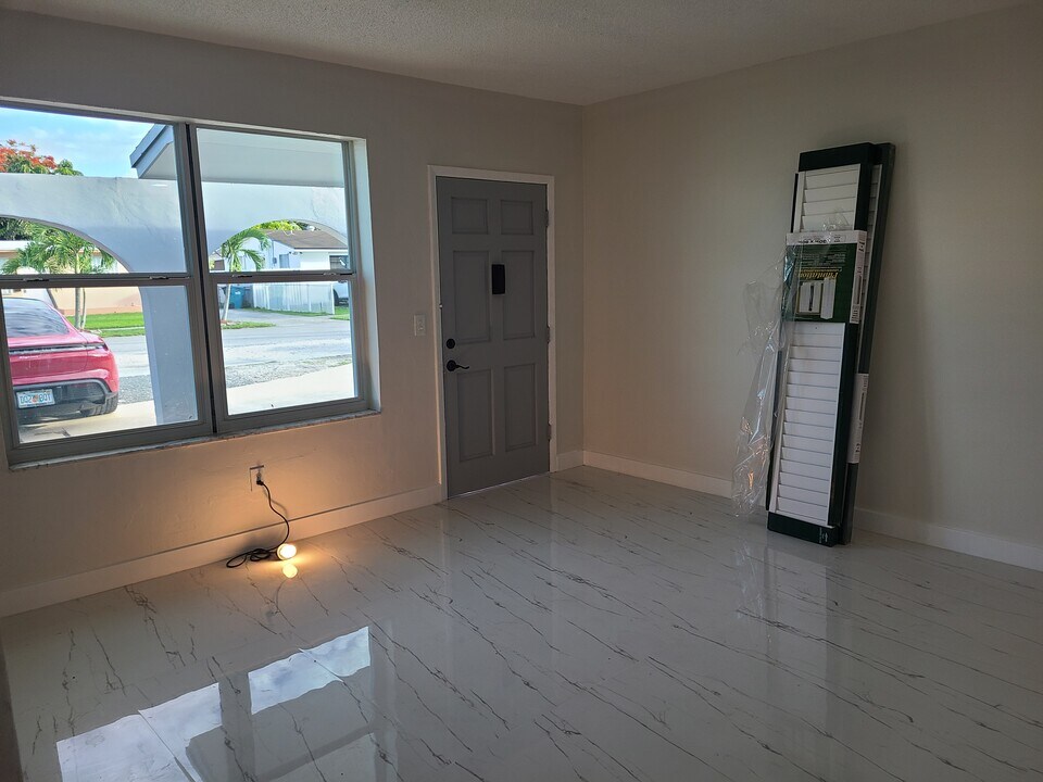 8925 SW 40th Terrace in Miami, FL - Building Photo