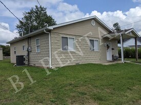 712 Summit St in North Vernon, IN - Building Photo