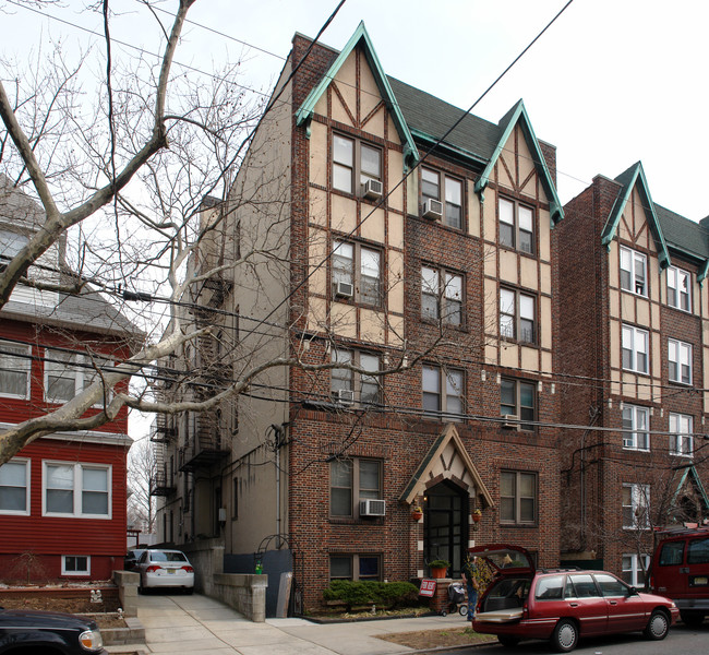 65 West 39th Street Apartments in Bayonne, NJ - Foto de edificio - Building Photo