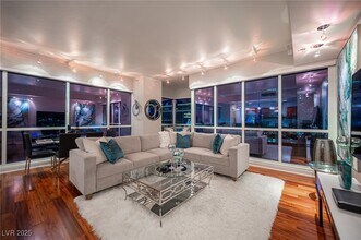 4525 Dean Martin Dr in Las Vegas, NV - Foto de edificio - Building Photo