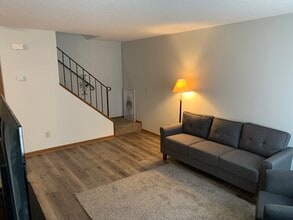 2537 Brookdale Ln in Brooklyn Park, MN - Foto de edificio - Building Photo