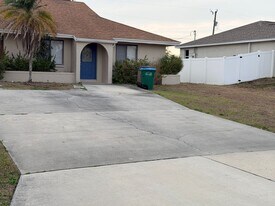 1714 SW 15th Pl in Cape Coral, FL - Building Photo