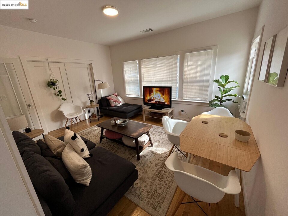 2942 HILLEGASS Ave in Berkeley, CA - Building Photo