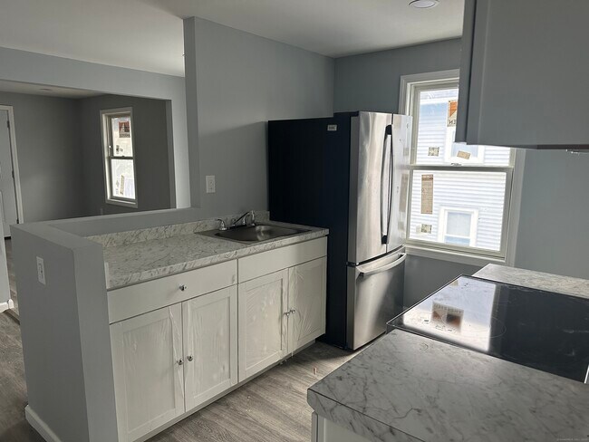 27 Geneva Ave-Unit -2nd floor in Wallingford, CT - Building Photo - Building Photo
