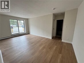 105 Tia Dr in Hamilton, ON - Building Photo - Building Photo