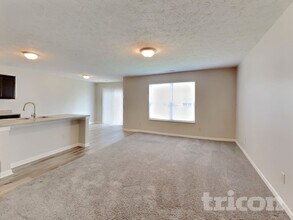 1806 12 Oaks Dr in Shelbyville, IN - Foto de edificio - Building Photo