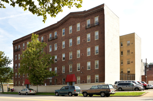 Logan Towers in Cincinnati, OH - Building Photo - Building Photo