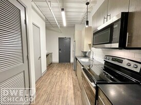 951 W Dakin St, Unit 616 in Chicago, IL - Building Photo