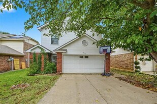 912 S Old Orchard Ln in Lewisville, TX - Building Photo