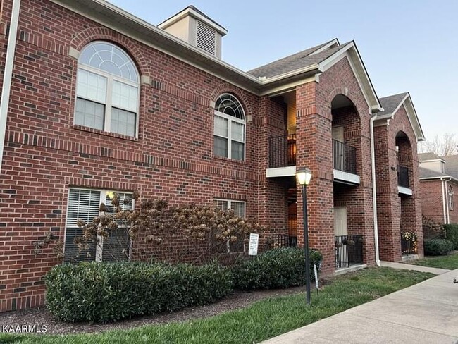 4801 Lyons View Pike, Unit 302 in Knoxville, TN - Foto de edificio - Building Photo