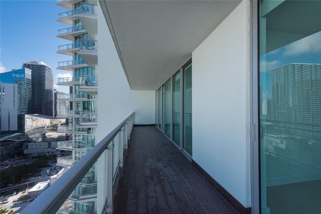 92 SW 3rd St, Unit 4612 in Miami, FL - Foto de edificio - Building Photo