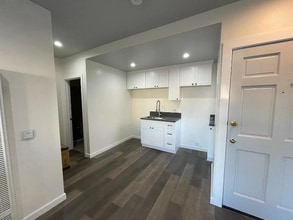 2033 E 4th St in Long Beach, CA - Building Photo - Building Photo
