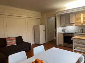 988 Memorial Dr, Unit 186 in Cambridge, MA - Building Photo - Building Photo