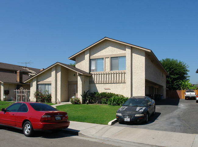 16612 Regina Cir in Huntington Beach, CA - Building Photo - Building Photo