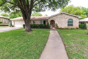 748 Aspen Ct in Hurst, TX - Building Photo