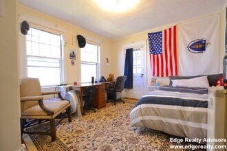 28 Manet Rd, Unit 2 in Newton, MA - Foto de edificio - Building Photo