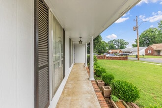 5427 Shirlington Ave in Memphis, TN - Building Photo - Building Photo