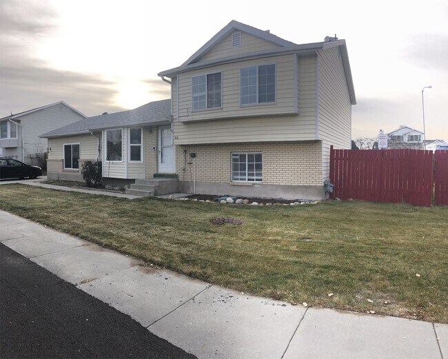 2936 Roundtable Rd in West Valley City, UT - Building Photo - Building Photo