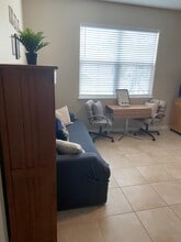 2304 Midnight Pearl Dr, Unit Apt B in Sarasota, FL - Foto de edificio - Building Photo