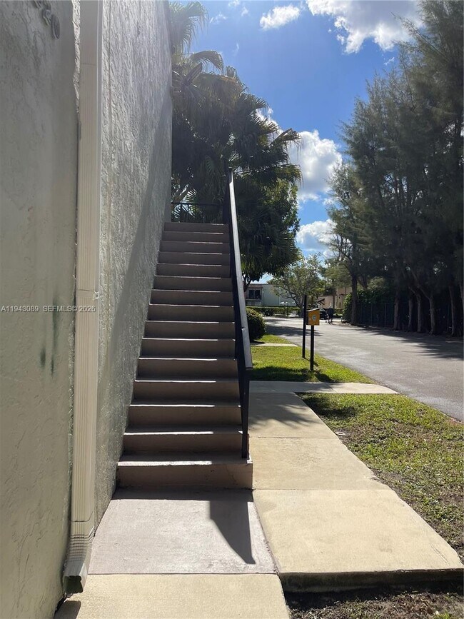 10820 N Kendall Dr in Miami, FL - Building Photo - Building Photo