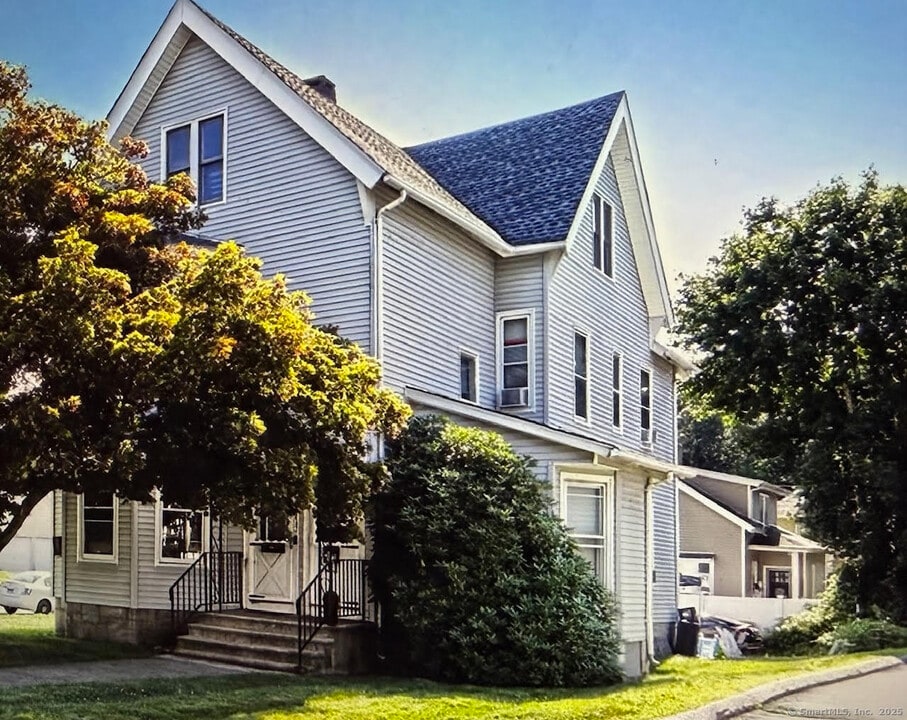 275 Wakelee Ave in Ansonia, CT - Building Photo