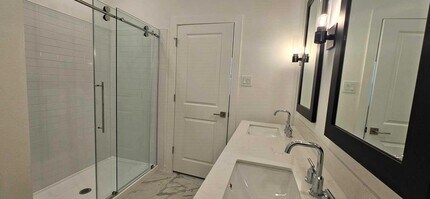 8442 Bay Oaks Dr in Baytown, TX - Building Photo - Building Photo