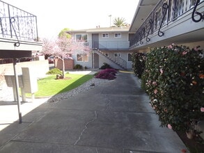 2070 Latham St in Mountain View, CA - Foto de edificio - Building Photo