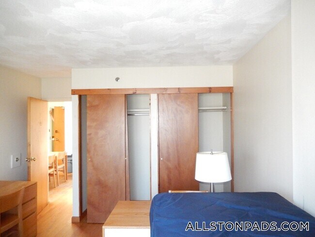 1110 Commonwealth Ave in Boston, MA - Foto de edificio - Building Photo