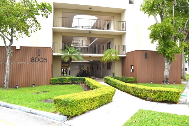 8005 SW 107th Ave in Miami, FL - Building Photo - Building Photo