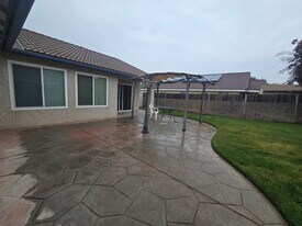 952 Scotland St in Lemoore, CA - Building Photo