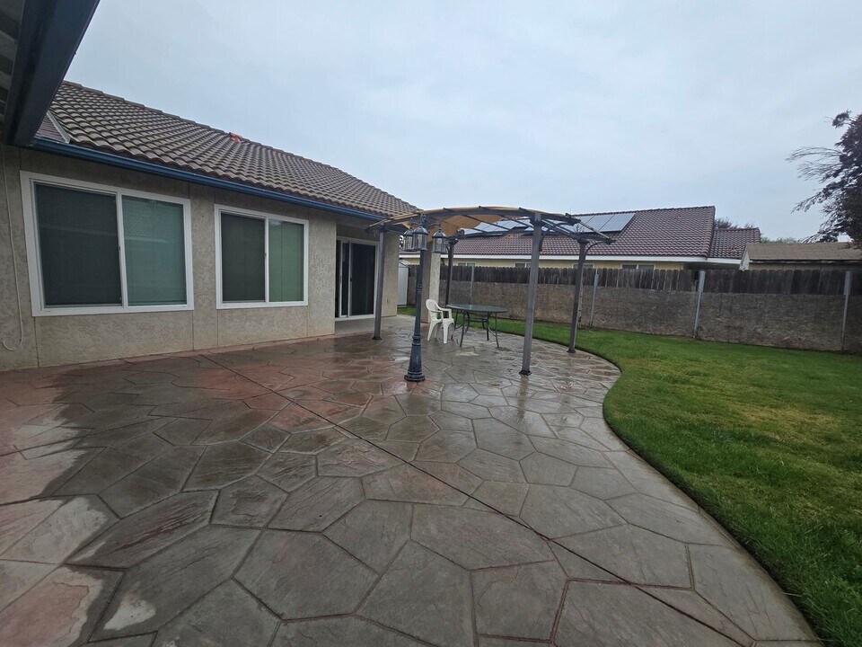 952 Scotland St in Lemoore, CA - Building Photo