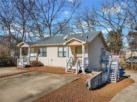 341 W Griffin St in Dallas, GA - Building Photo