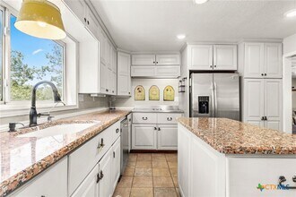 1105 Lakeview Dr in Seguin, TX - Foto de edificio - Building Photo