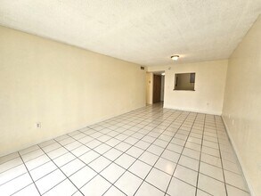 3600 NW 21st St in Lauderdale Lakes, FL - Foto de edificio - Building Photo