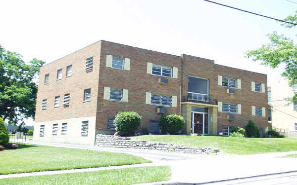 3317 Camvic Ter in Cheviot, OH - Foto de edificio - Building Photo