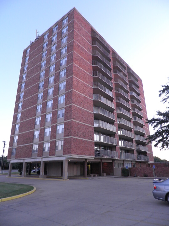 Highland House in Wichita, KS - Foto de edificio