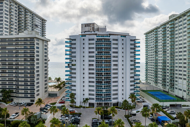 Commodore Condominium in Fort Lauderdale, FL - Building Photo - Building Photo