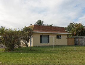 4924-4932 Wedgewood Way in West Palm Beach, FL - Building Photo - Building Photo