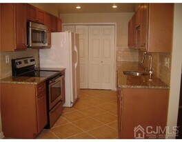 107 Chatham Dr in Monroe Township, NJ - Building Photo